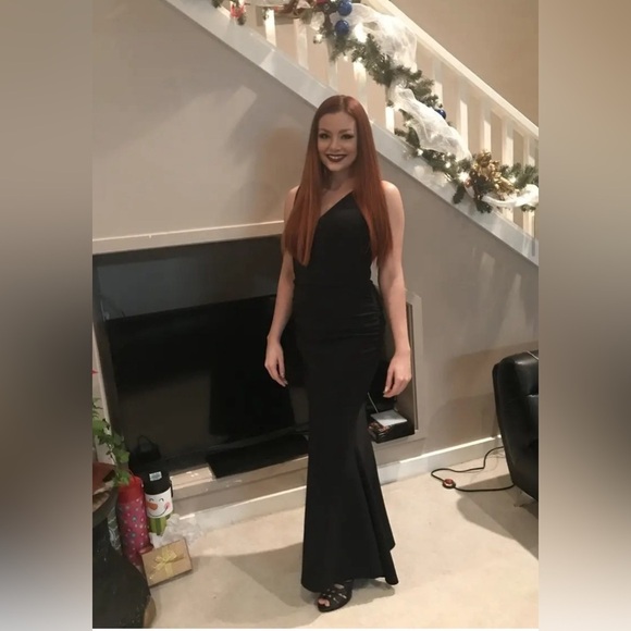 La Petite Robe di Chiara Boni
Black Lace Illusion Gown size 48R or size 12 - Picture 15 of 15